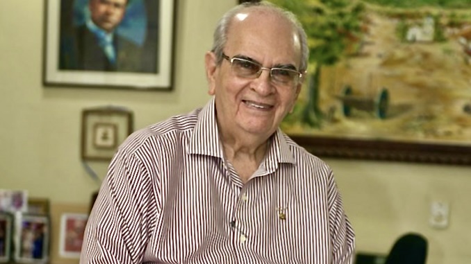 Fabio Gadea Mantilla junto a equipo de grabación